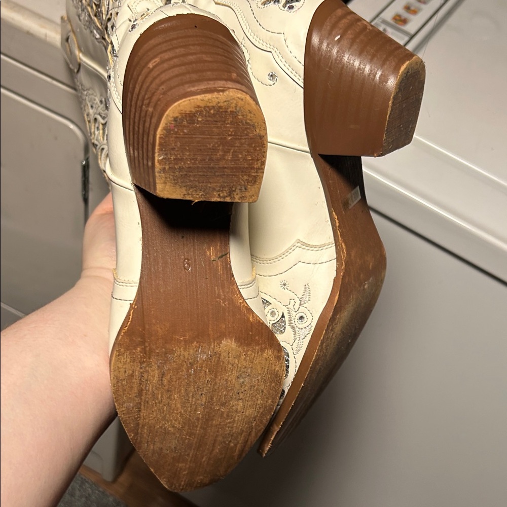 White Sparkly Western Boots - Picture 4 of 6